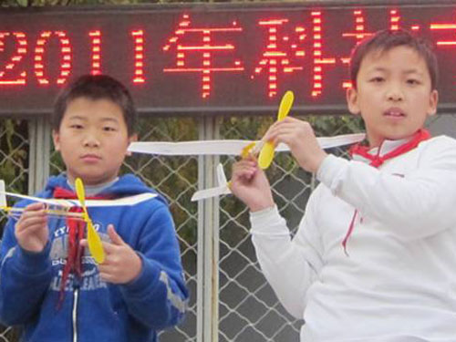 石景山区北辛安小学小小航模承载着翱翔天空的