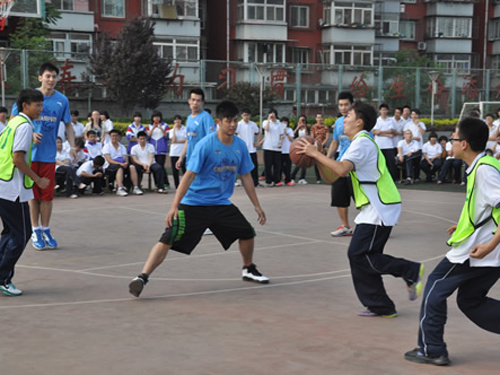 石景山区苹果园中学邀金隅篮球队与校篮球队零