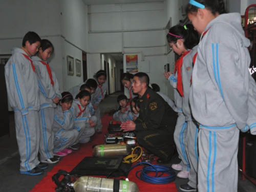 东城区花市小学师生慰问消防官兵(图)