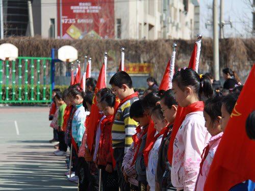 朝阳区田华小学开展清明节,向革命先烈敬礼主