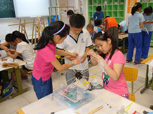 朝阳区开展学生科技节系列活动:小学生实验技