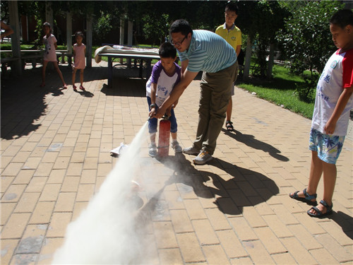 暑期来到 地区五彩假日活动再次起航
