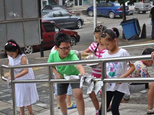 区黄村中里社区青少年参加社区公益实践活动(