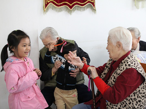 朝阳松榆里幼儿园师生开展敬老院慰问孤寡老人