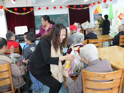 朝阳松榆里幼儿园师生开展敬老院慰问孤寡老人