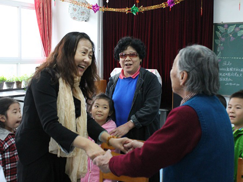 朝阳松榆里幼儿园师生开展敬老院慰问孤寡老人