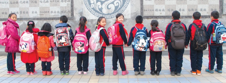 开学啦:朝阳常营民族学校学生 秀书包 晒秘密