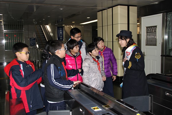 朝阳外国语学校分校地铁里志愿服务感受快乐(