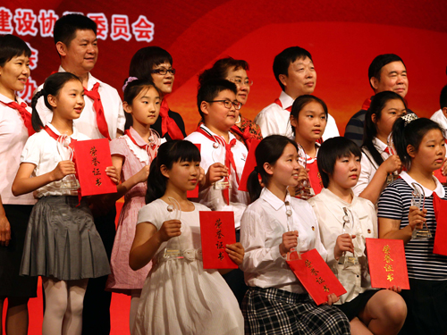 迎六一朝阳区表彰20名美德少年标兵(图)