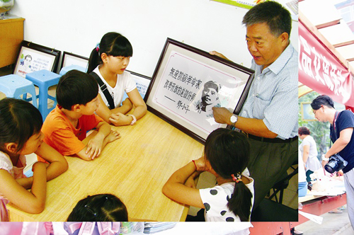 通州区玉桥街道退休老党员绘制伟人画像教育少