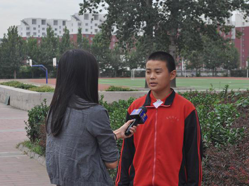 房山区青龙湖中学郝晨僖同学拾金不昧受表扬
