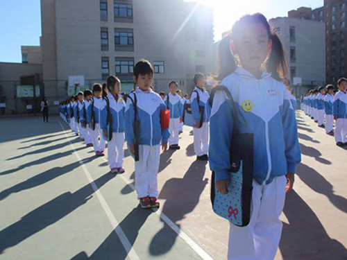 房山区北京小学长阳分校为全体学生发放减负