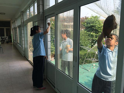 房山区良乡六中志愿者走进福利院义务劳动(图