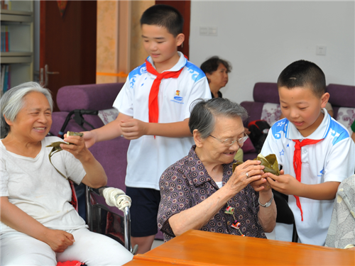 丰台区右安门第一小学小百合走进敬老院开展