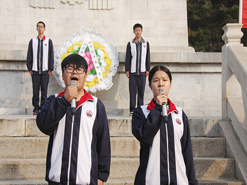 平谷区北京实验学校组织师生祭扫烈士陵园 缅