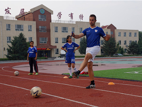 延庆区康庄小学来了足球洋教练(图)