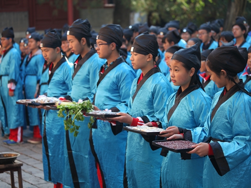 北京二中通州分校把社会大课堂搬到国子监和
