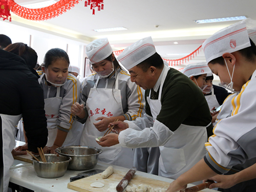 房山区铁二中长阳分校举行庆元旦包饺子活动(