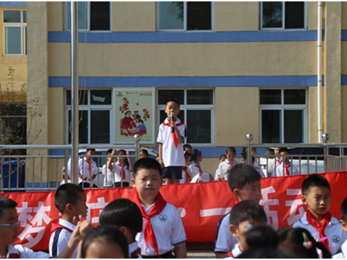小学举行红领巾唱响中国梦庆六一暨新队员入