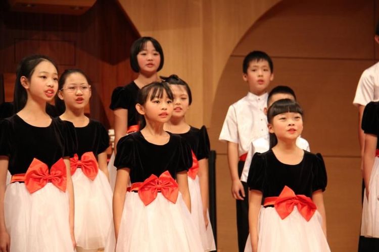 乘着歌声的翅膀 放飞童年的梦想--回声合唱团