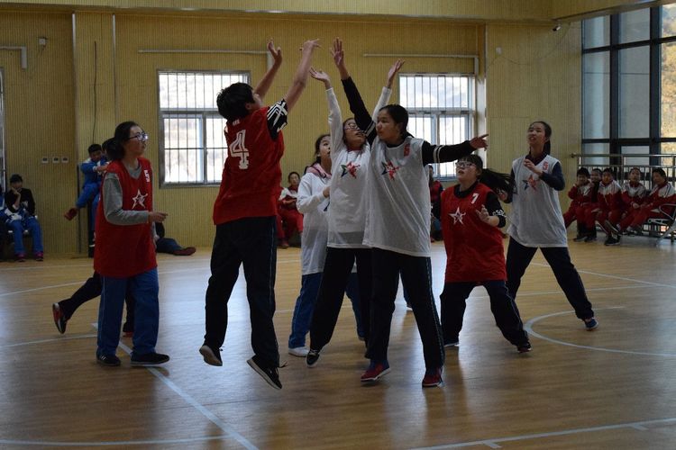 密云区大城子学校开展初二年级篮球友谊赛活动