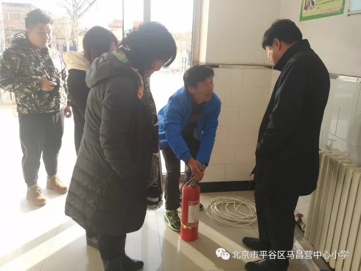 导室主任王福胜带领校园安全检查组到马昌营中