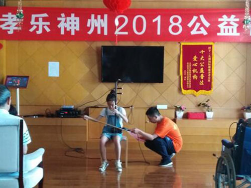 石景山区组织青少年开展养老服务活动