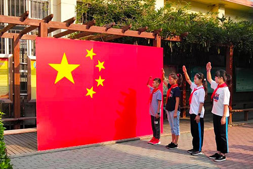 教研附小学生向国旗敬礼