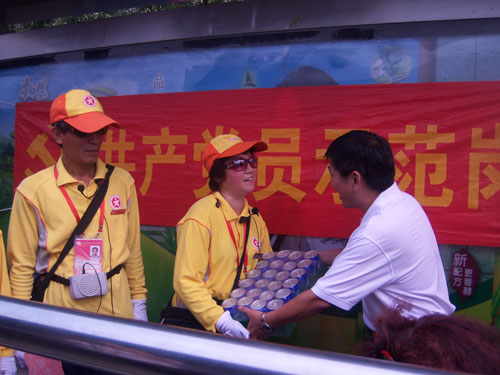 领导慰问丰台区太平桥街道文明引导员(图)