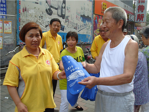 丰台区西罗园引导员首航超市做环保宣传(图)