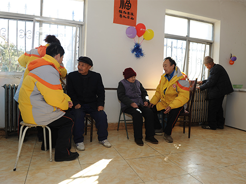 昌平区北七家中队引导员南山敬老院送温暖(图