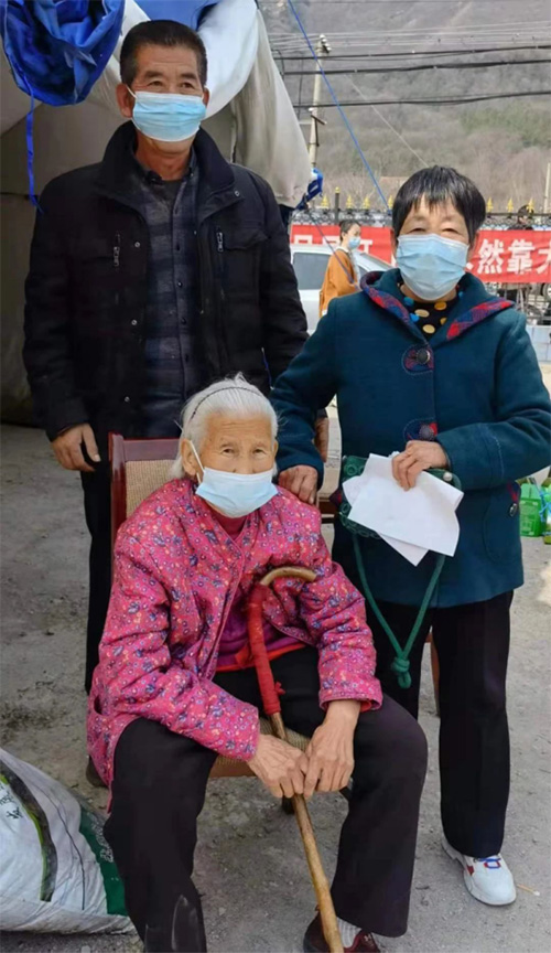 南岔村村书记带86岁老母亲前来接种