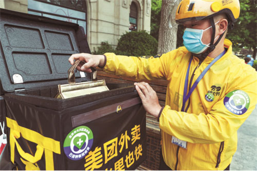疫苗接种胸牌和车贴作为个体证明象征,除了可以让群众在接受服务时更