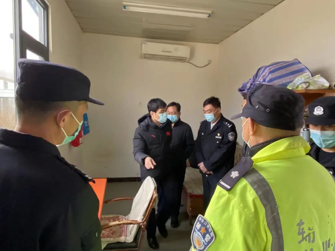 平谷区委常委政法委书记韩小波到东高村镇督导检查卡口边界线疫情防控
