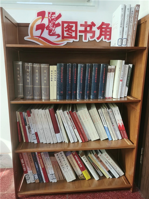 通州:市住建委向张家湾镇"爱心图书角"捐赠2000余册图书