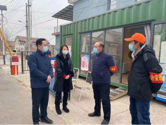镇党委书记崔荩带队走访慰问东高村,崔家庄