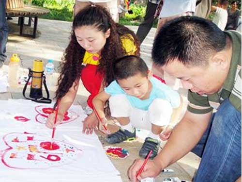 石景山区妇联举办祖国在我心中家庭创意彩绘