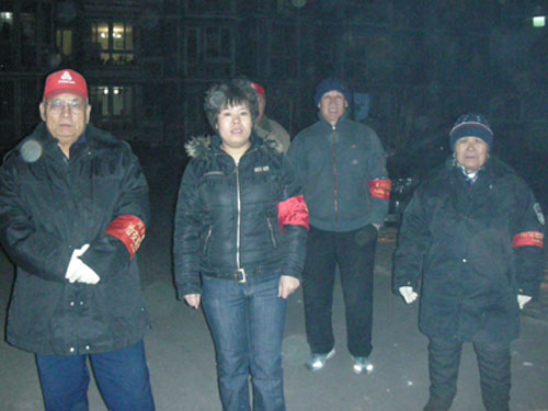 大兴区瑞康家园社区红袖标巡逻队迎新年守平