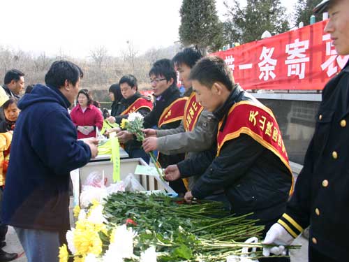 许多手里拿着冥币和纸钱的扫墓者纷纷停下了脚步,嘉拿骷郎ㄊ餍路