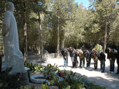 海淀羊坊店地区青年万安公墓缅怀革命先烈,弘