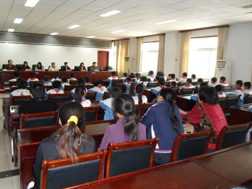 长哨营满族乡组织干部群众学习身边的好人先