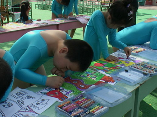 在六一儿童节到来之际,5月26日上午,丰台区南苑街道携手南苑教工幼儿园开展我的丰台我的家--孩子眼中的新家园现场绘画比赛活动。活动中,孩子们用五彩的画笔,描绘出一幅幅美丽的丰台,有林立的高楼大厦,有清澈的河流小溪,还有自己心中新南苑的样子,栩栩如生,画出了孩子心中的新丰台、新南苑的美丽景象。