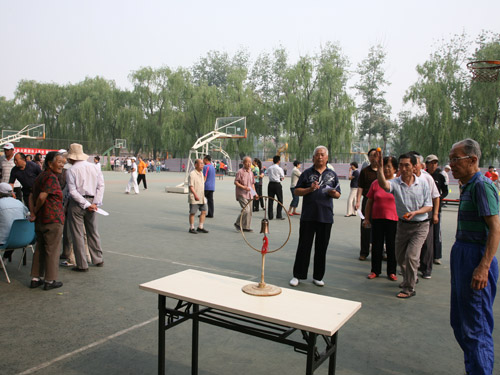 海淀上地街道体大社区举办老年趣味运动会(图