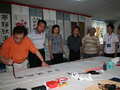 挥毫泼墨倡文明 舞动丹青促和谐--丰台右安门街