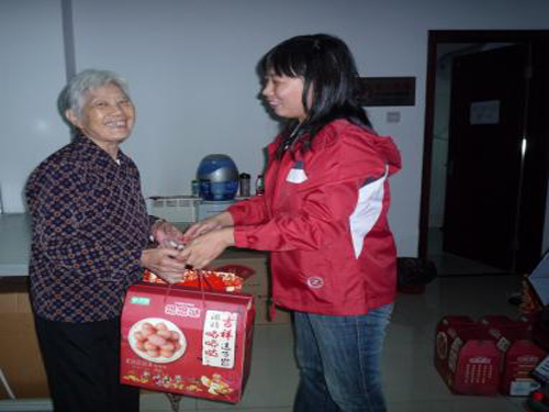 丰台区新村街道万年花城社区中秋节慰问空巢老