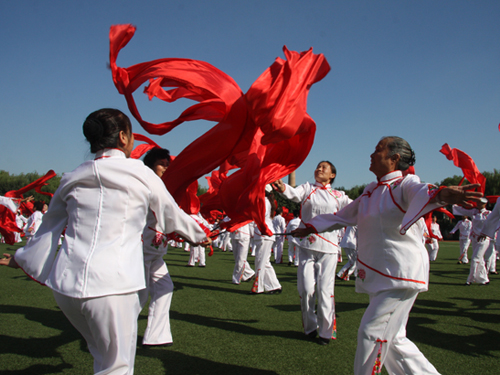 红绸舞表演活动(图)