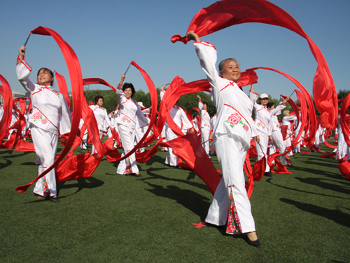 大兴区西红门镇开展百人红绸舞表演活动(图)