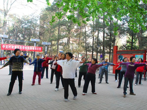 中关村街道人口学校_在中关村街道政务服务中心,市民就相关业务咨询工作人员(2)