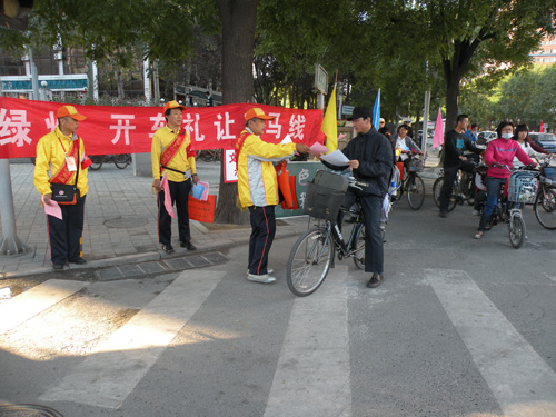 丰台东铁匠营引导员分队文明宣传"绿色出行 文明交通(图)