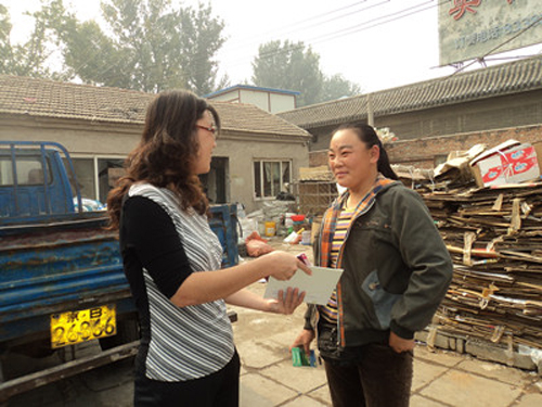 丰台长辛店街道朱西社区为流动人口免费发放避